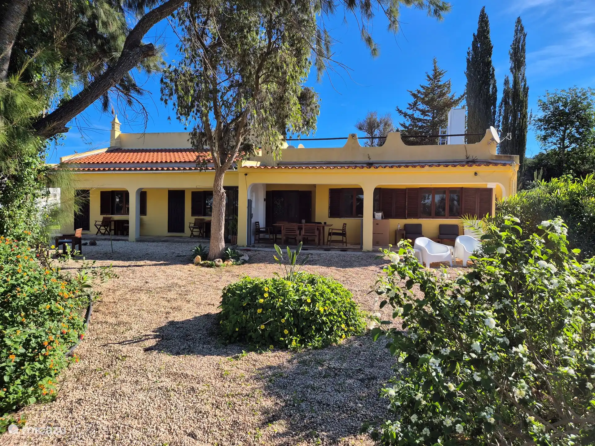 Vista frontal de la casa