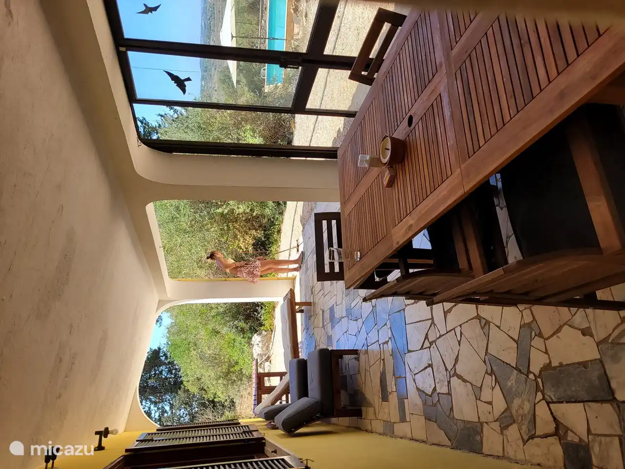 terraza cubierta con gran mesa de comedor