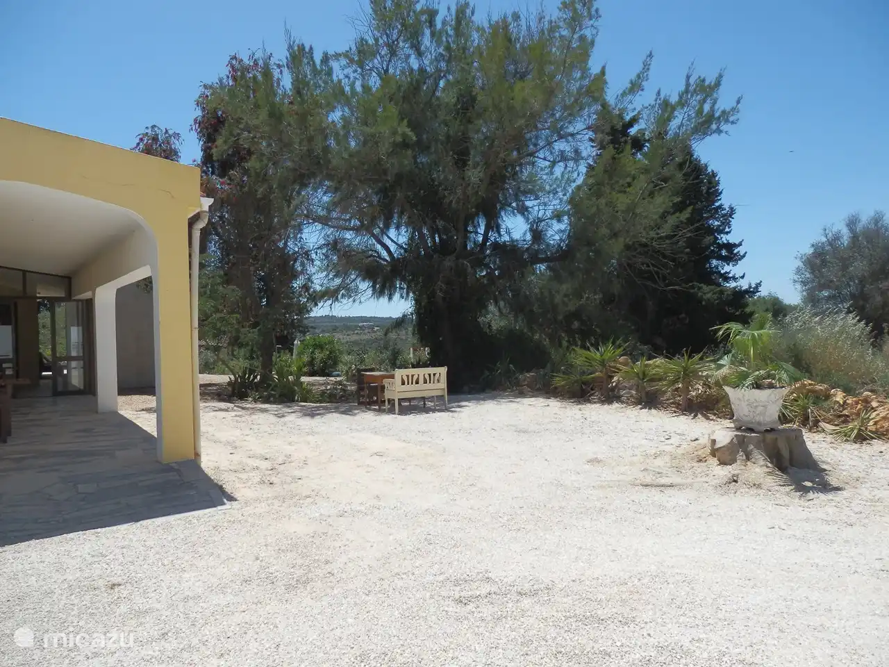 entrada espaciosa, mucho espacio de estacionamiento para autos en el lugar