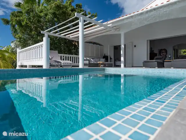 Cas Horizon | Curaçao, Banda Abou (ouest), Coral Estate, Rif St.Marie - villa Une jolie véranda ombragée avec piscine privée.