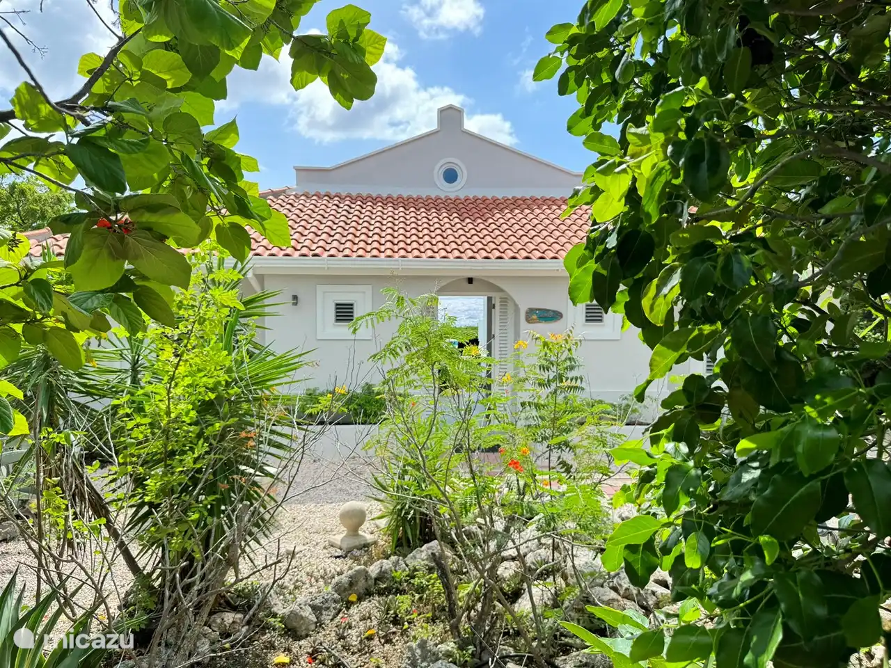 Cas Horizon versteckt sich in seinem eigenen wunderschönen Garten.