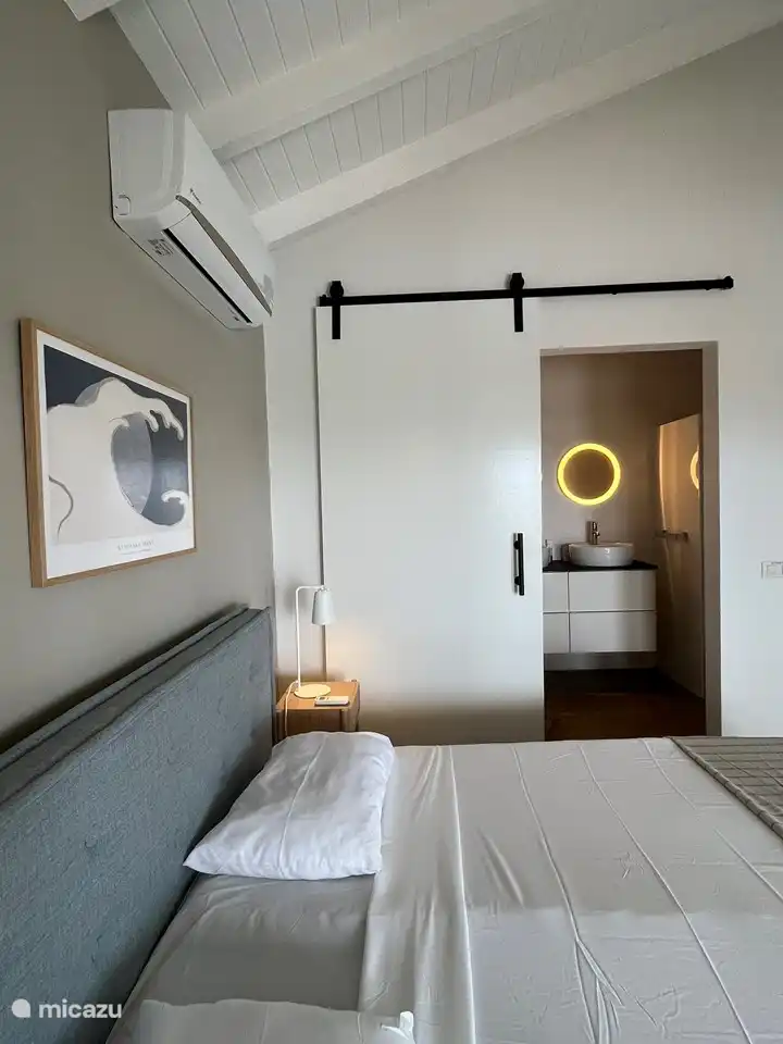 Hauptschlafzimmer mit eigenem Badezimmer.