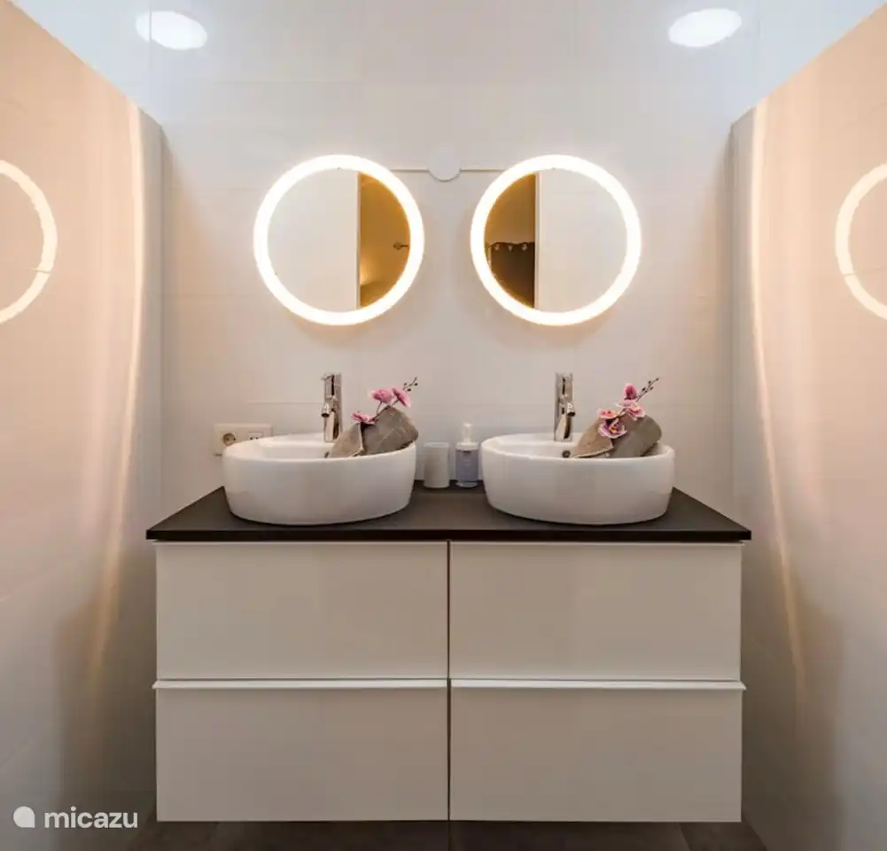 Doppelwaschbecken im Badezimmer des Hauptschlafzimmers.