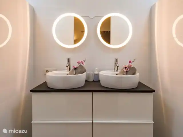 Cas Horizon | Curaçao, Banda Abou (ouest), Coral Estate, Rif St.Marie - villa Double vasque dans la salle de bain de la chambre principale.