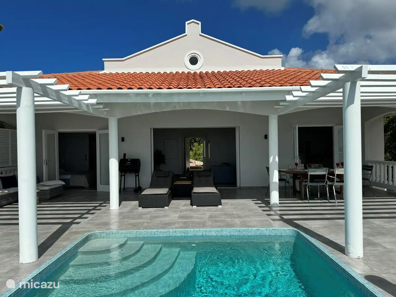 Genießen Sie den Pool!