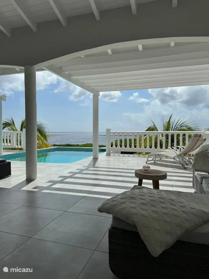 Pool- und Meerblick von Ihrer eigenen Veranda.