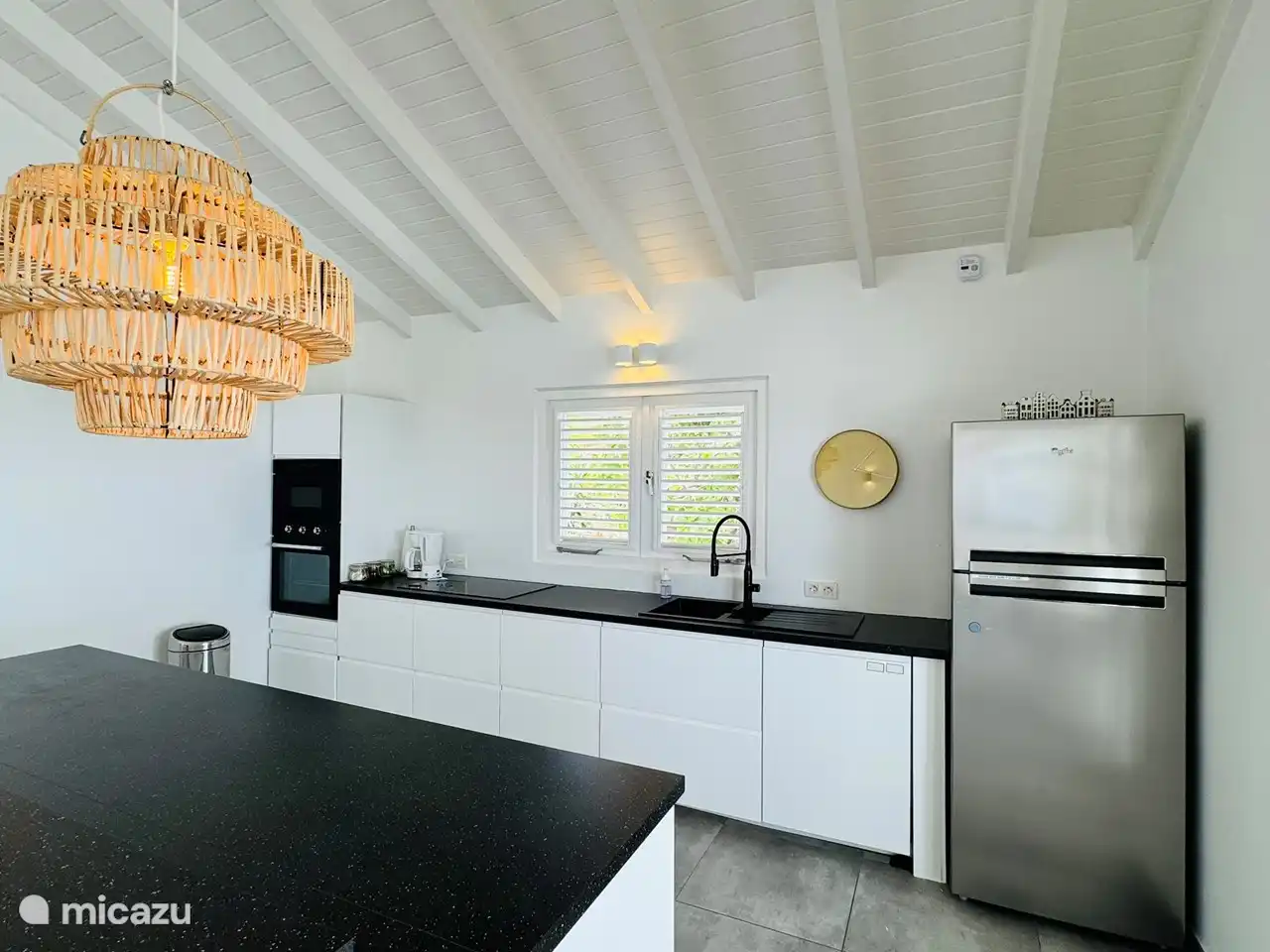 Die Küche ist mit allen Annehmlichkeiten und Komfort ausgestattet.