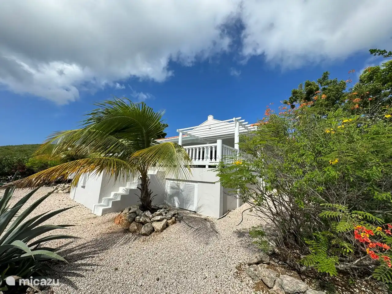 Die Villa bietet Blick auf das Meer.