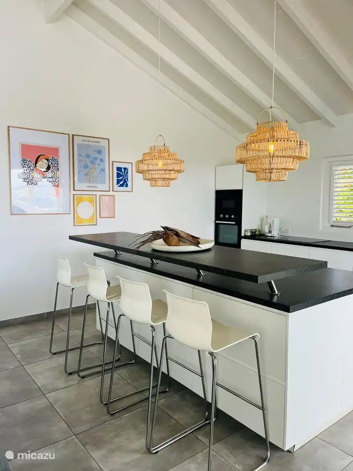 Genießen Sie an der Bar.