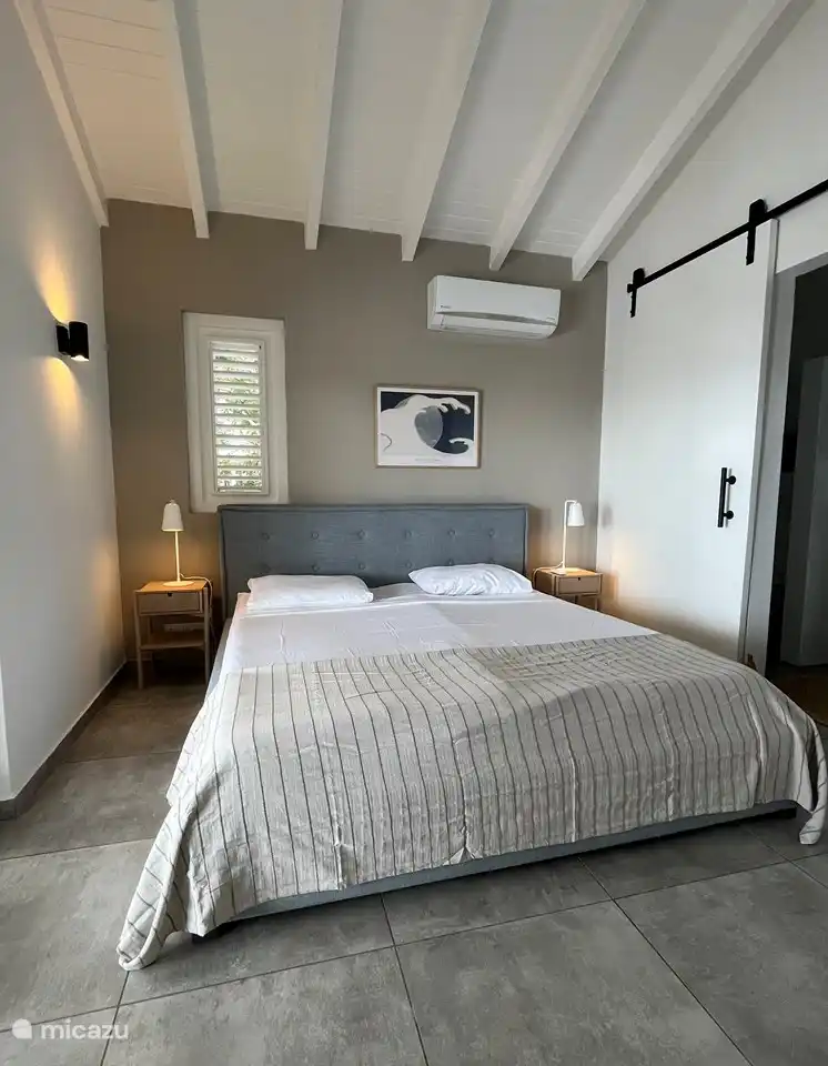 Hauptschlafzimmer mit zwei Einzelbetten.