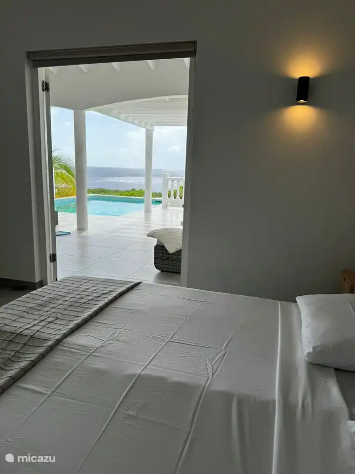 Pool- und Meerblick vom Hauptschlafzimmer.