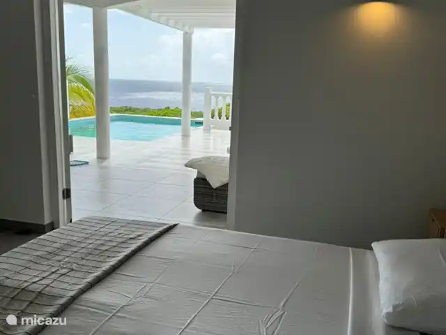 Cas Horizon | Curaçao, Banda Abou (ouest), Coral Estate, Rif St.Marie - villa Vue piscine et mer depuis la chambre principale.