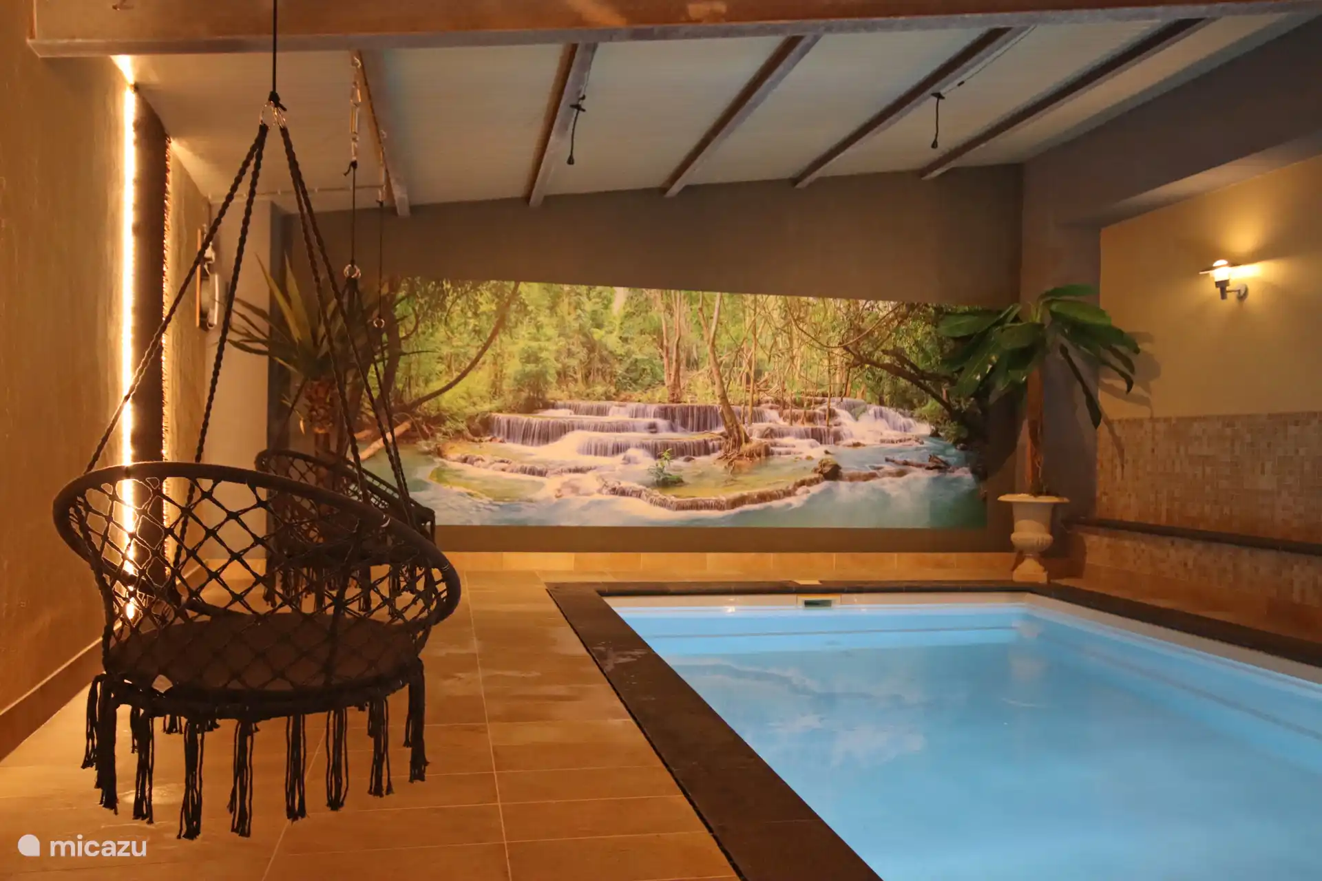 Piscina con sillas colgantes