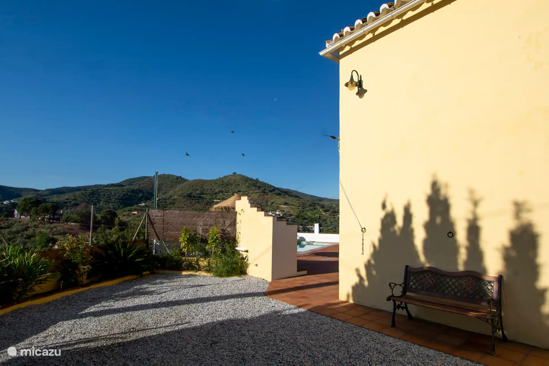 De binnenkomst, waar de auto wordt geparkeerd en vanwaar je het ruime terras op loopt!