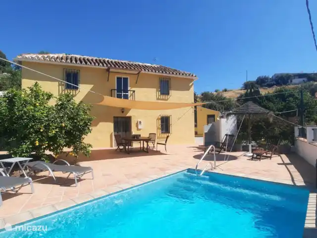casa vacacional en España, Costa del Sol, Comares – Los Tres Gatos Su casa de vacaciones independiente con algunos de los lugares de sol y sombra. ¡Incluso en el sofá de tu piscina!