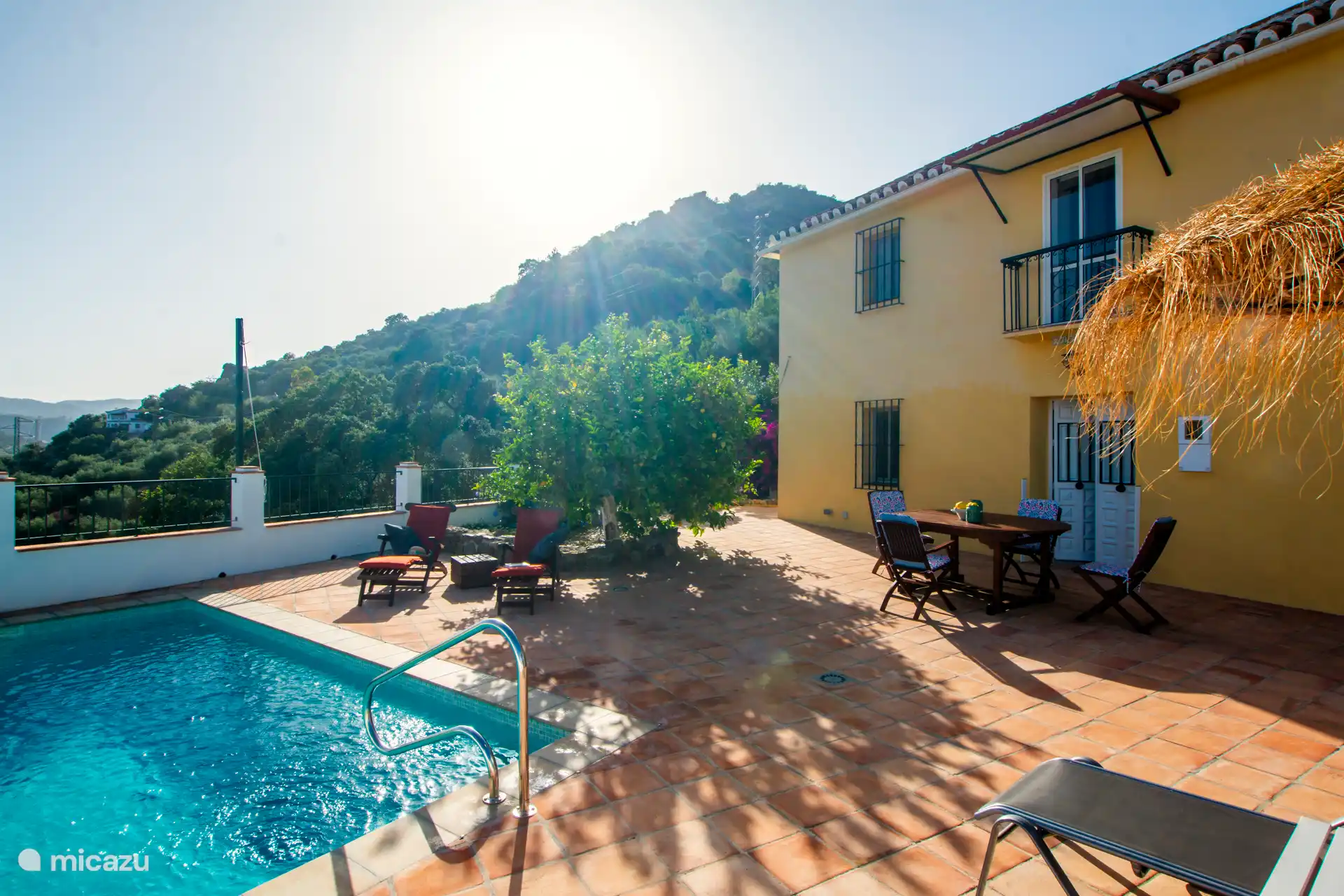 Heerlijk genieten van de laatste zonnestralen van de dag op de cocktail bank in het zwembad...