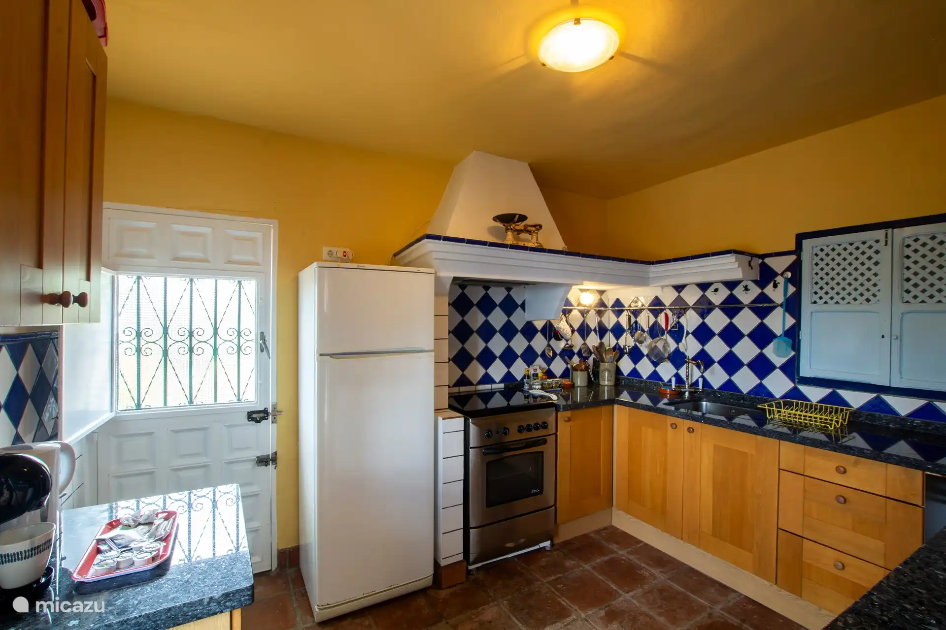 Volledig ingerichte keuken; kruiden, olie en azijn zijn aanwezig. 