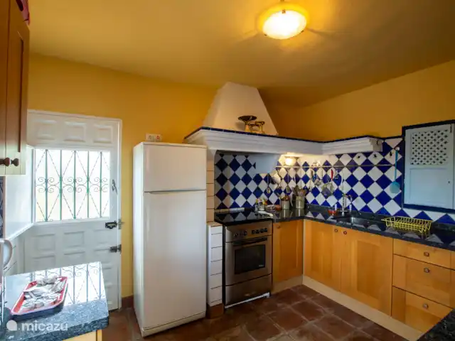 casa vacacional en España, Costa del Sol, Comares – Los Tres Gatos Cocina totalmente equipada; Se proporcionan especias, aceite y vinagre.