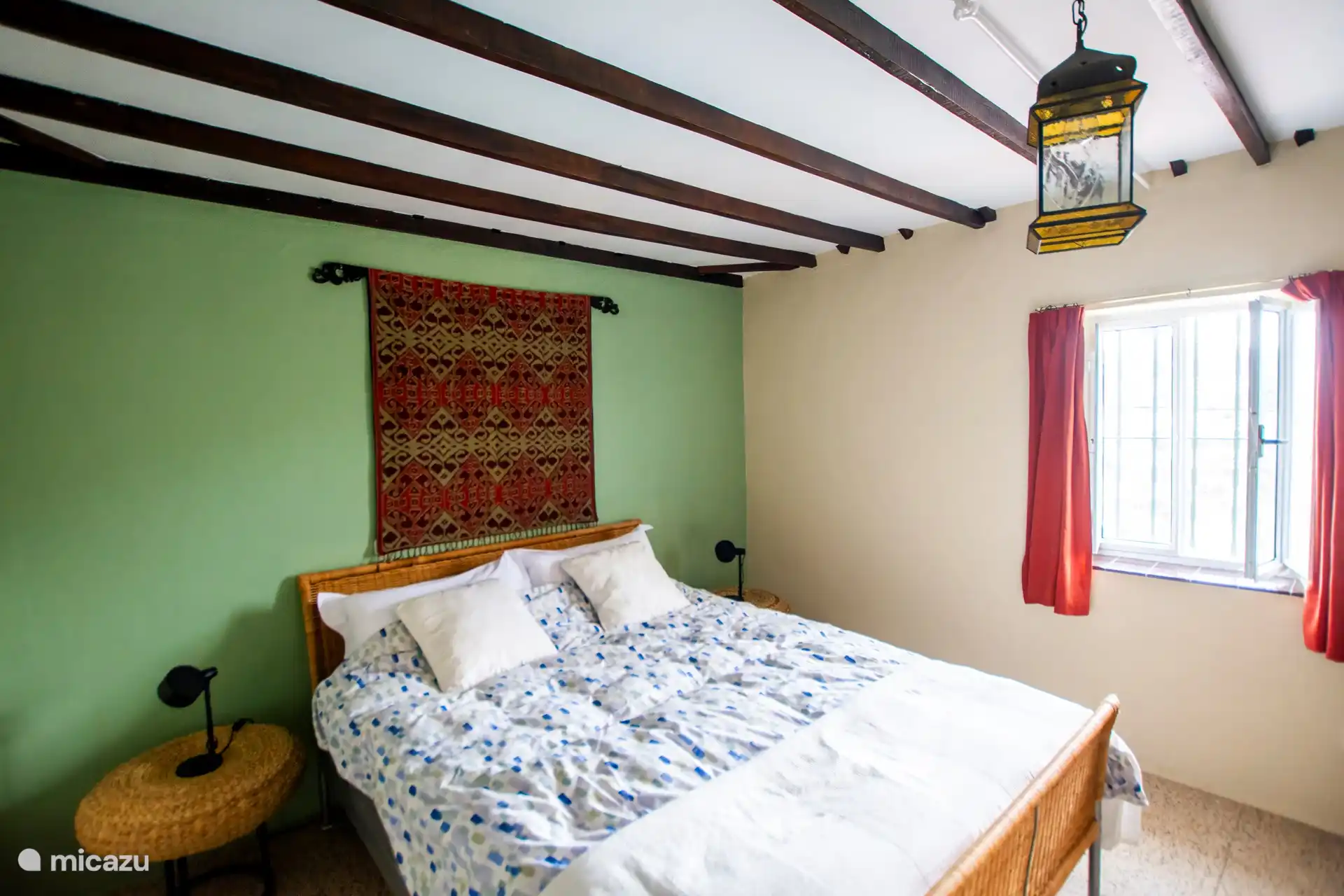 Onze groene slaapkamer met tweepersoonsbed (200x160) en airco