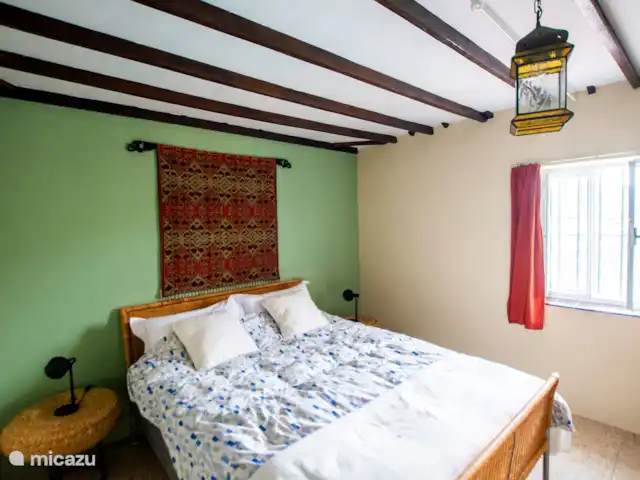 casa vacacional en España, Costa del Sol, Comares – Los Tres Gatos Nuestro dormitorio verde con cama doble (200x160) y aire acondicionado