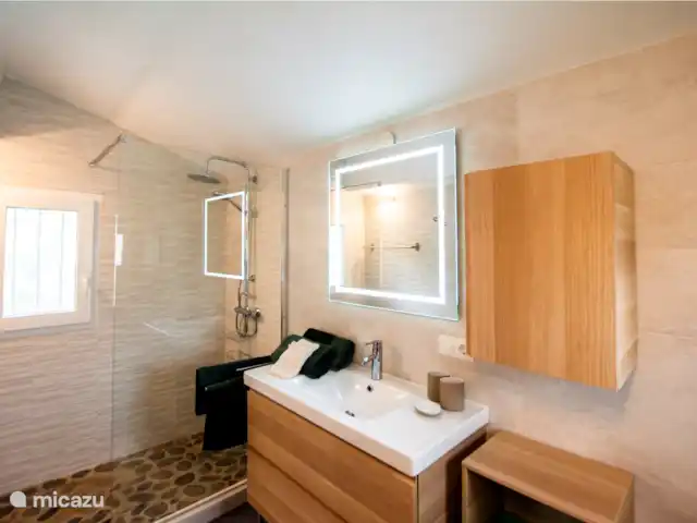 casa vacacional en España, Costa del Sol, Comares – Los Tres Gatos Su lujoso baño en el primer piso