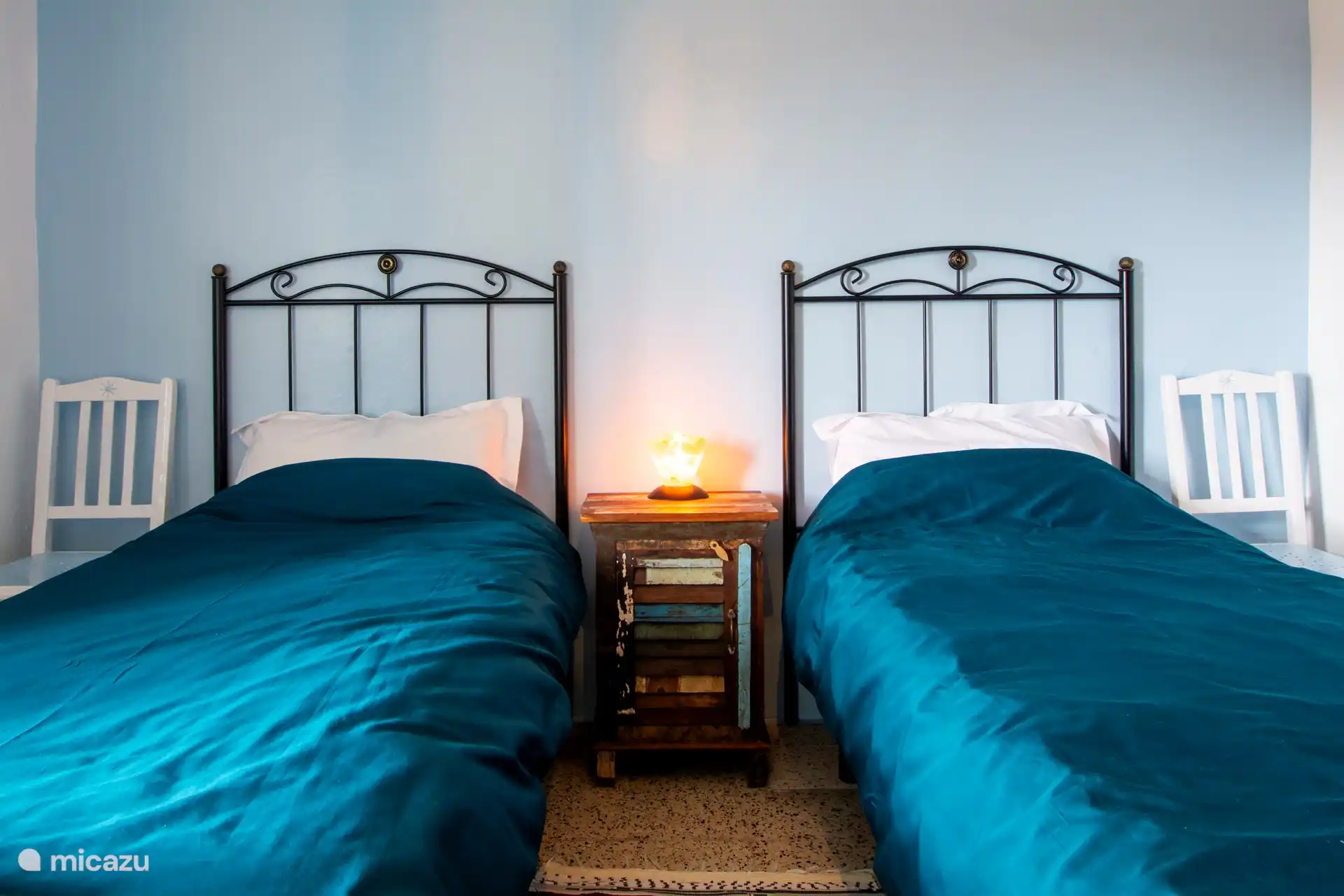 De blauwe slaapkamer met eenpersoonsbedden (210x90) en airco