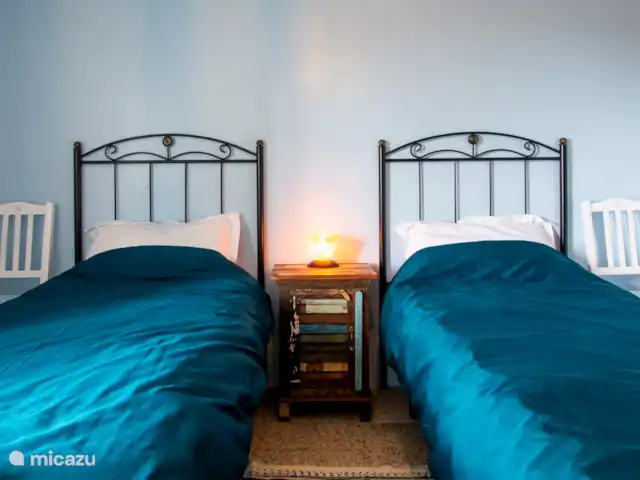 casa vacacional en España, Costa del Sol, Comares – Los Tres Gatos El dormitorio azul con camas individuales (210x90) y aire acondicionado
