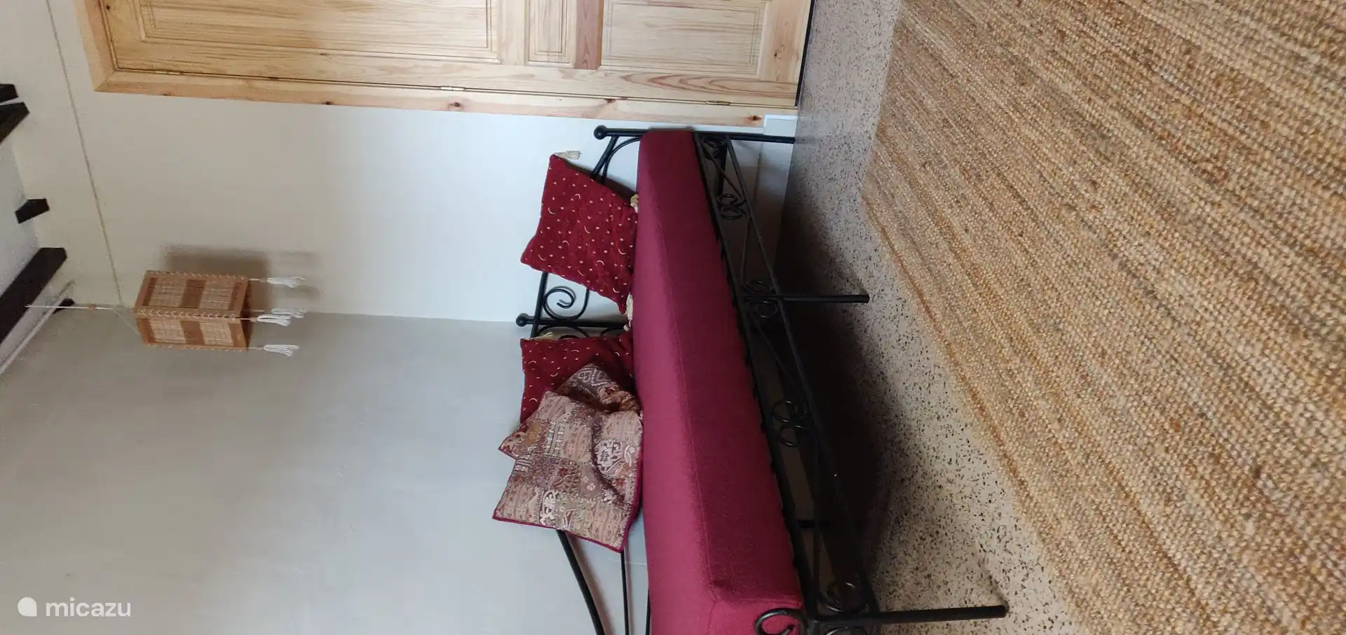 De chaisse longue in de tussenkamer (200x75) met heerlijke matras kan gebruikt worden als 5e bed.