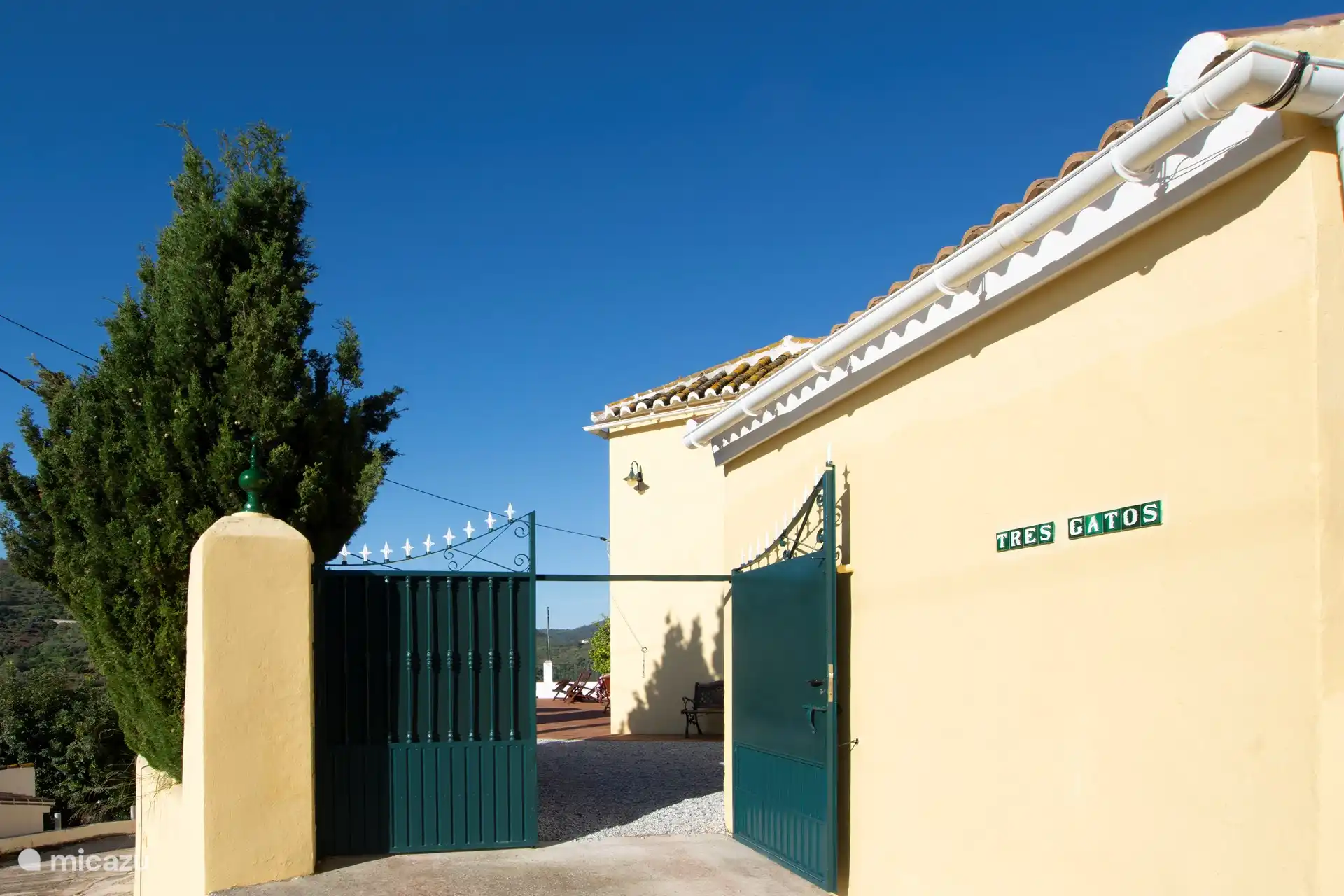 De toegang met privé parkeergelegenheid