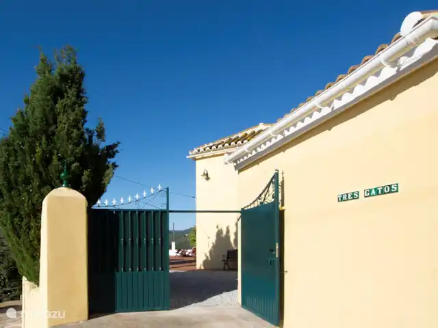 casa vacacional en España, Costa del Sol, Comares – Los Tres Gatos Acceso con parking privado