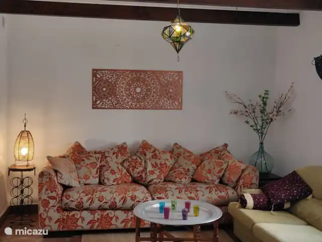 casa vacacional en España, Costa del Sol, Comares – Los Tres Gatos La sala de estar con una cómoda sala de estar y TV inteligente