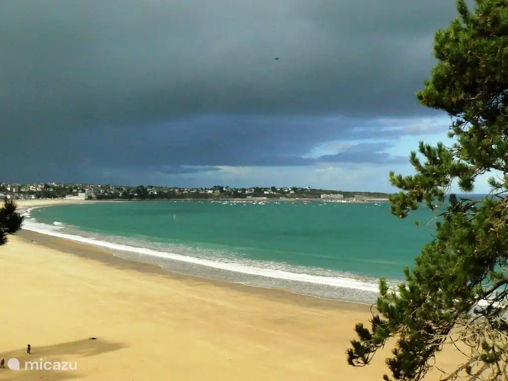 Blick auf den Hauptstrand von Saint Cast von der privaten Terrasse