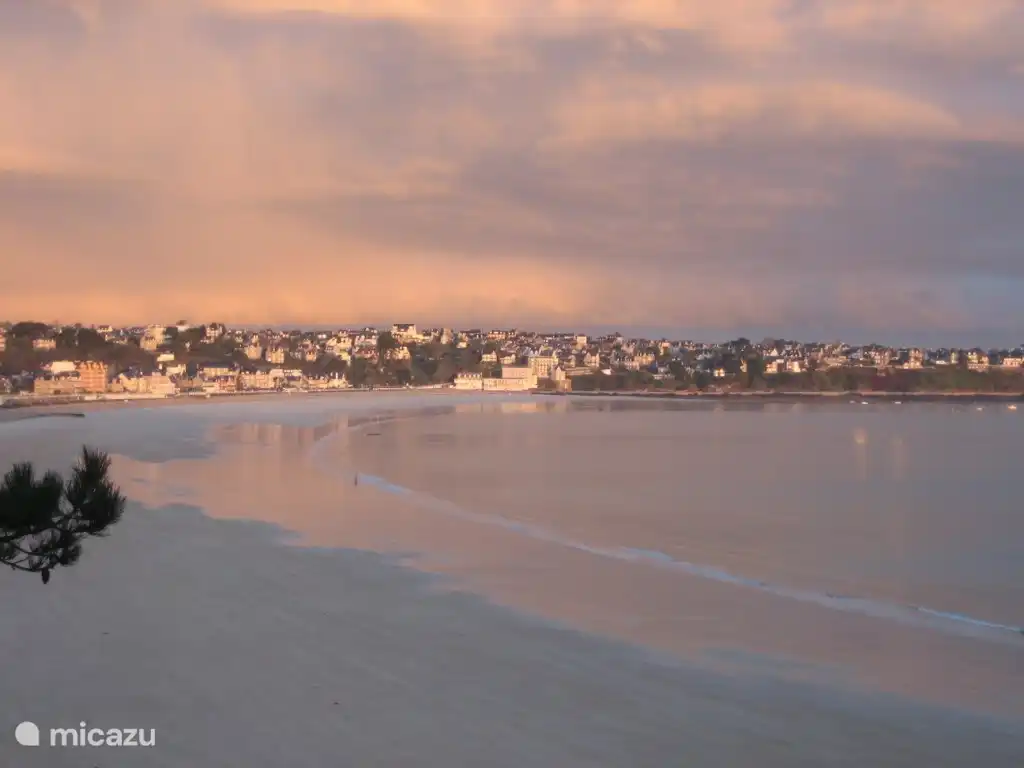 Blick auf den Hauptstrand von Saint Cast von der privaten Terrasse