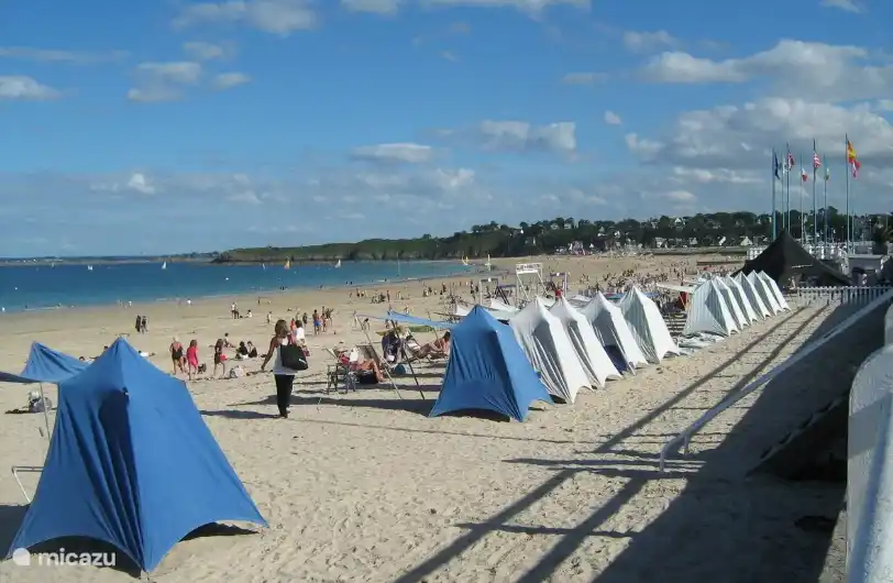 Hauptstrand von Saint Cast im Sommer