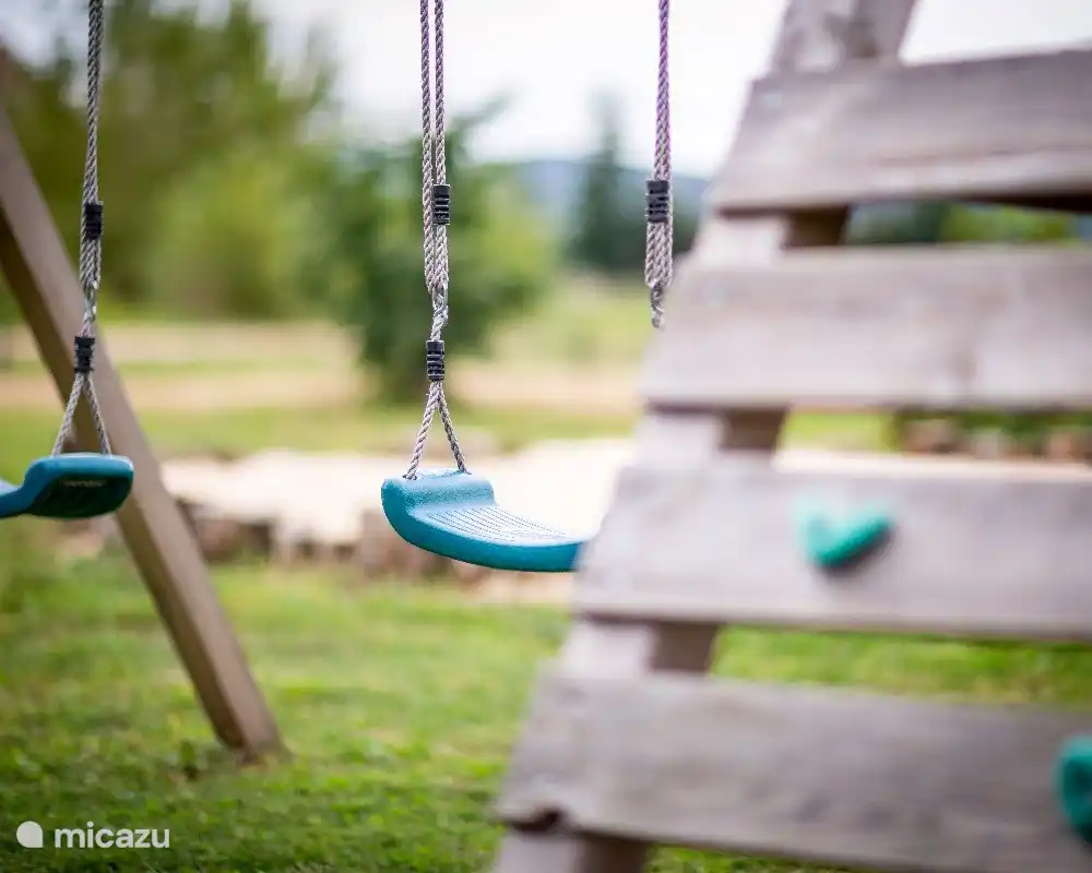 Spielplatz mit Schaukeln, großem Trampolin, Sandkasten, Tumbler/Reck, Obstpflücken