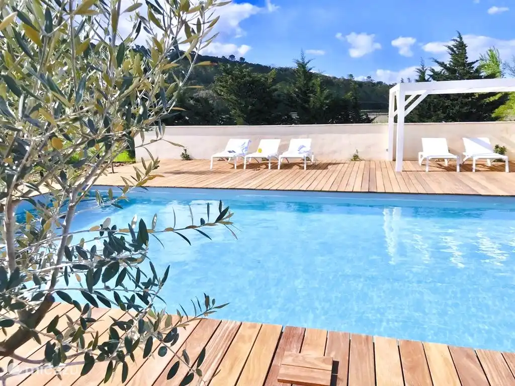 Swimmingpool 1 mit großzügiger Terrasse und Sonnenliegen