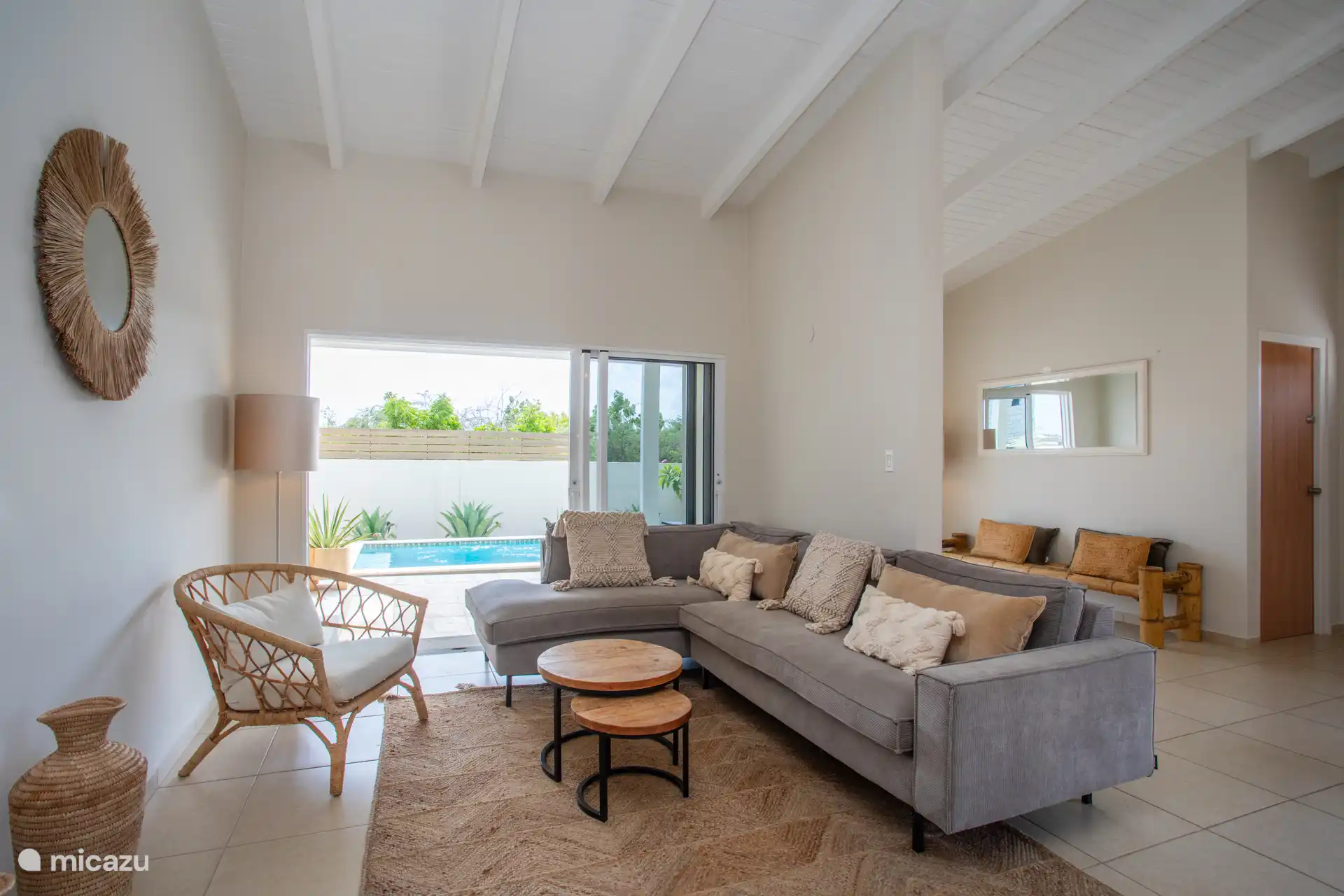 Sofá donde se puede ver una agradable velada de televisión.