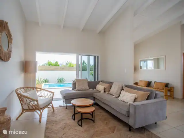 Villa con piscina en Jan Thiel en Curazao, Banda Arriba (este), Jan Thiel - casa vacacional Sofá donde se puede ver una agradable velada de televisión.
