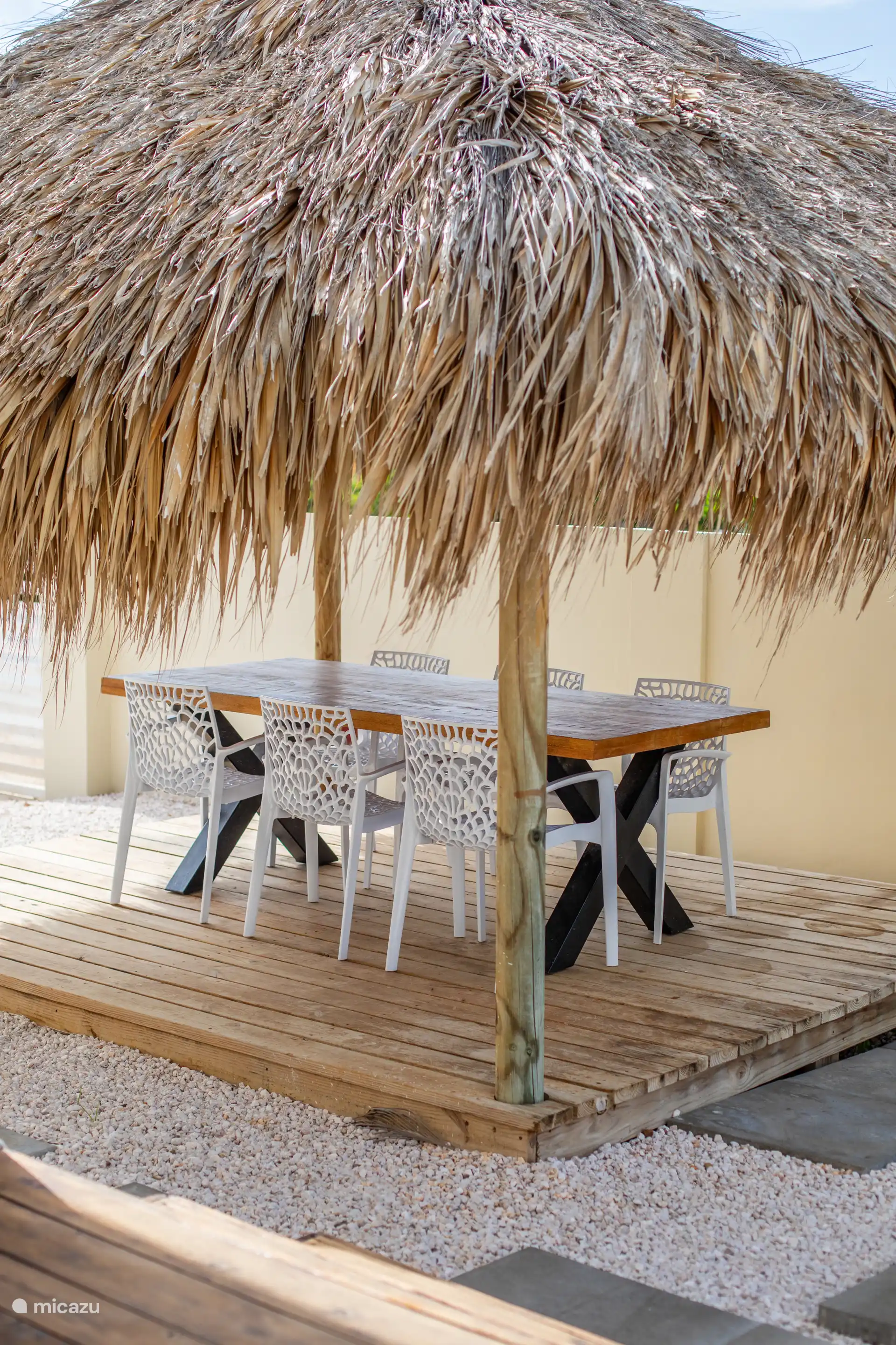 Encantador lugar afuera para jugar un juego de mesa