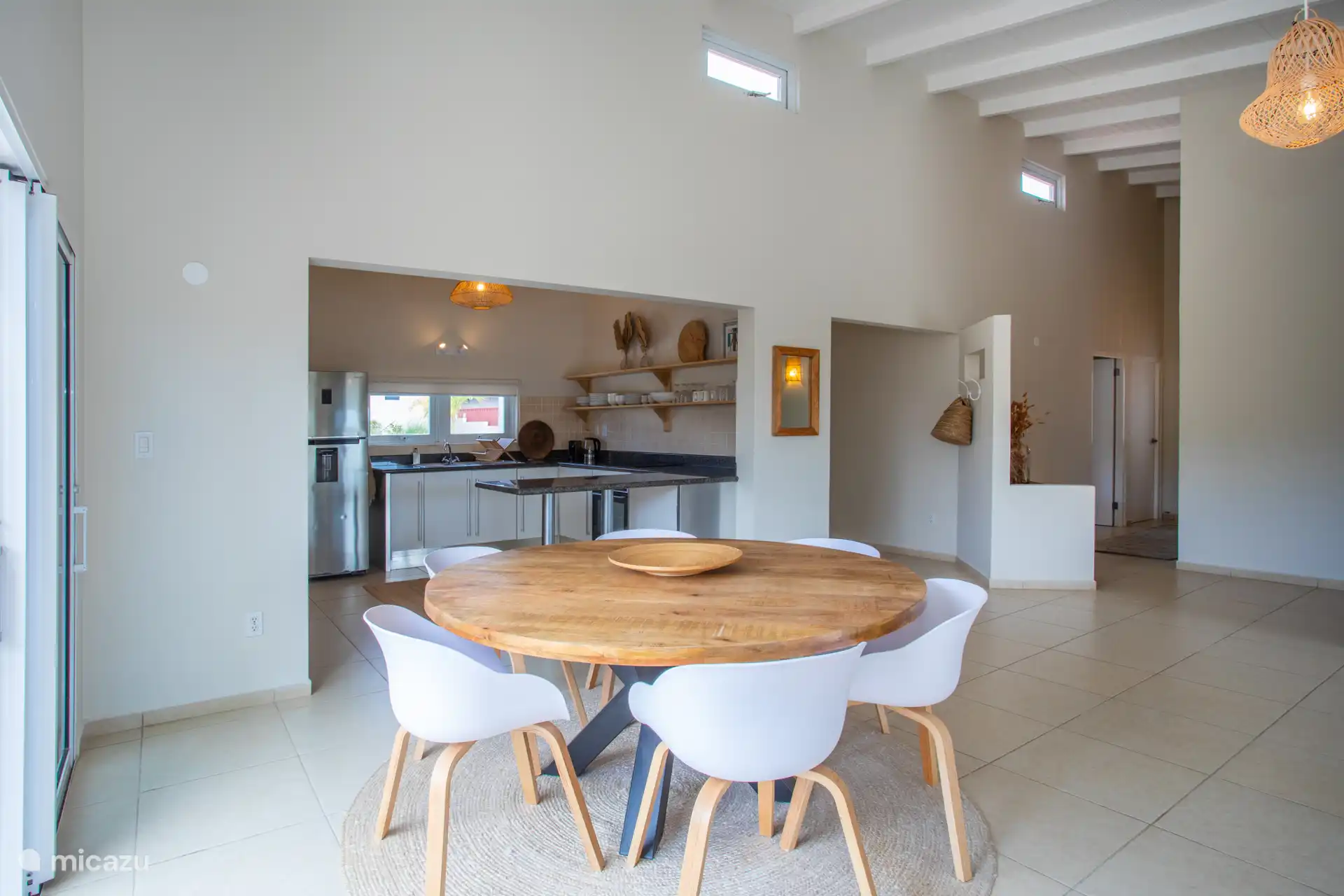 Gran sala de estar con una gran mesa de comedor