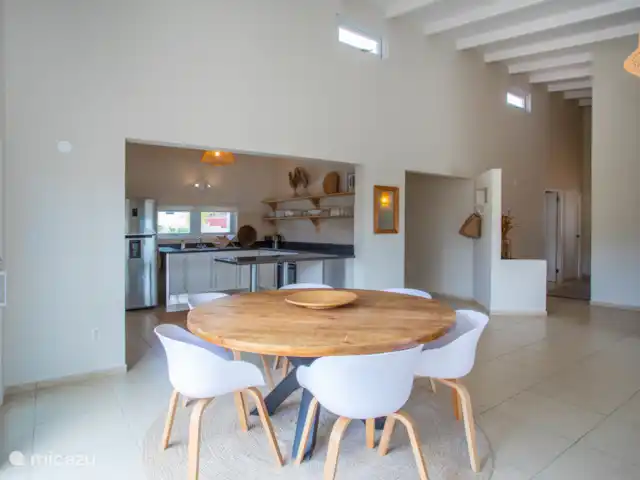 Villa con piscina en Jan Thiel en Curazao, Banda Arriba (este), Jan Thiel - casa vacacional Gran sala de estar con una gran mesa de comedor