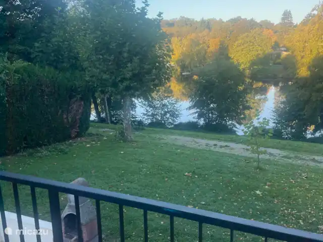 Village le Chat 141 | France, Charente, Écuras - maison de vacances Vue magnifique sur le lac - le soleil d’automne est déjà là. De la chambre principale