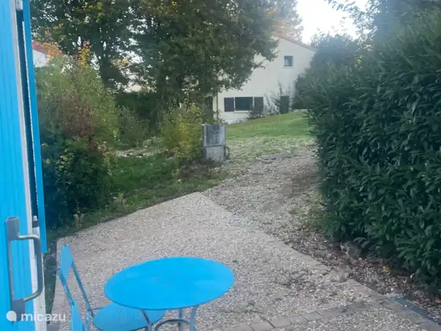 Village le Chat 141 | France, Charente, Écuras - maison de vacances À l’entrée, un ensemble bistrot où vous pourrez boire une délicieuse tasse de thé ou de café au soleil du matin