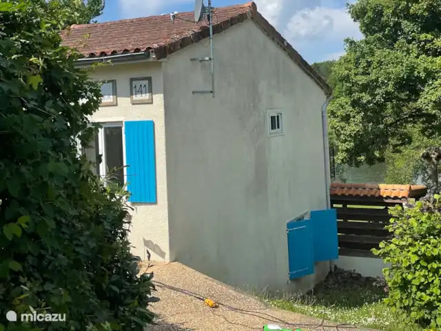 Village le Chat 141 | France, Charente, Écuras - maison de vacances De la place de parking le long de la route sur l’herbe, vous arrivez à la maison du premier étage par le chemin de gravier.