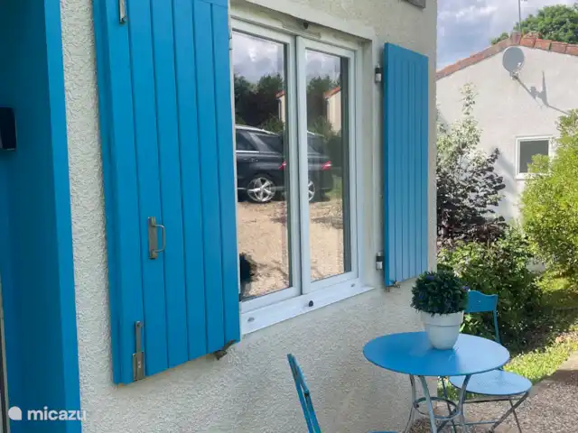 Village le Chat 141 | France, Charente, Écuras - maison de vacances L’entrée de la maison, du côté où la voiture est garée. Un chemin de gravier d’env. 25 mètres mènent à votre logement de vacances