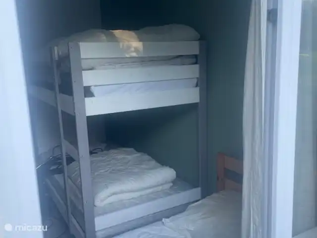 Village le Chat 141 | France, Charente, Écuras - maison de vacances La fenêtre peut s’ouvrir bien et la chambre des enfants a l’air fraîche avec un lit simple et superposé. Pas grand mais très confortable ensemble et avouons-le.... Les enfants vivent dehors !!