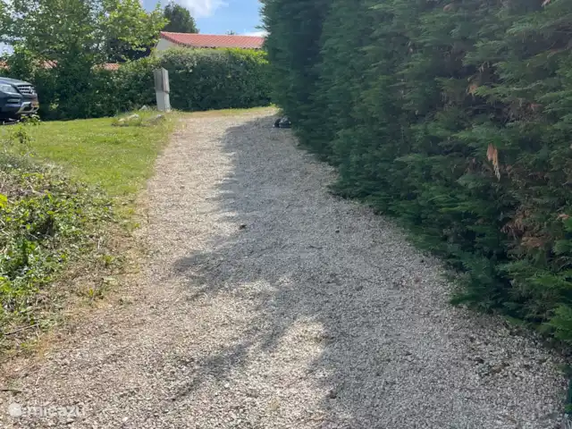 Village le Chat 141 | France, Charente, Écuras - maison de vacances Votre voiture est en haut de la route juste sur l’herbe, vous pouvez suivre le chemin de gravier et arriver à la porte d’entrée de la maison