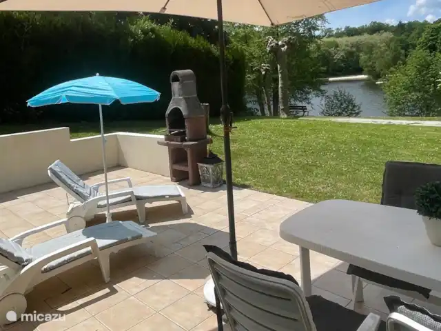 Village le Chat 141 | France, Charente, Écuras - maison de vacances Le soleil est trop chaud ? Les parasols et la pergola... Et vous pouvez également vous baigner dans le lac à votre porte