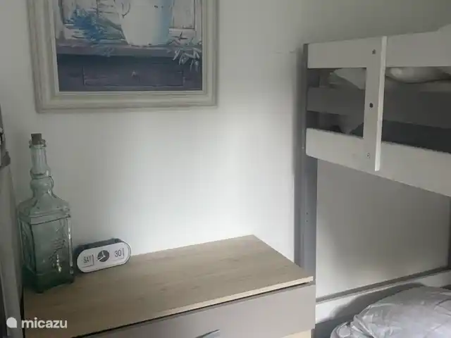Village le Chat 141 | France, Charente, Écuras - maison de vacances La chambre des enfants se compose d’une commode, d’un lit superposé et d’un lit simple.