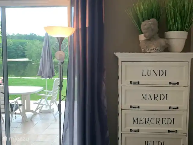 Village le Chat 141 | France, Charente, Écuras - maison de vacances Salon donnant sur la terrasse et le lac